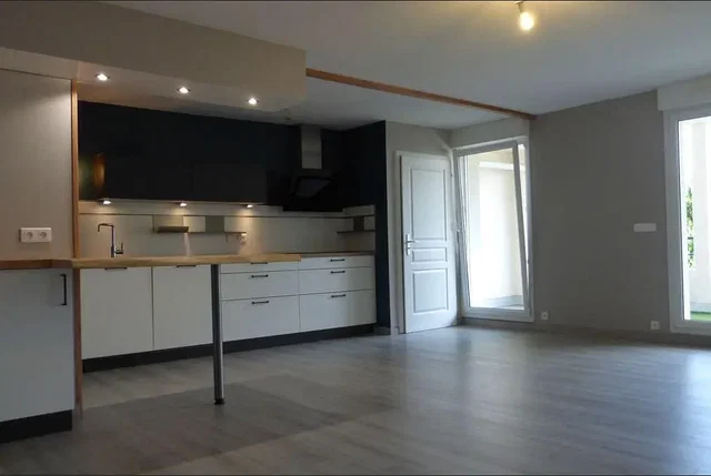Cocina; electrodomésticos, luz natural, renovado, suelo de baldosas