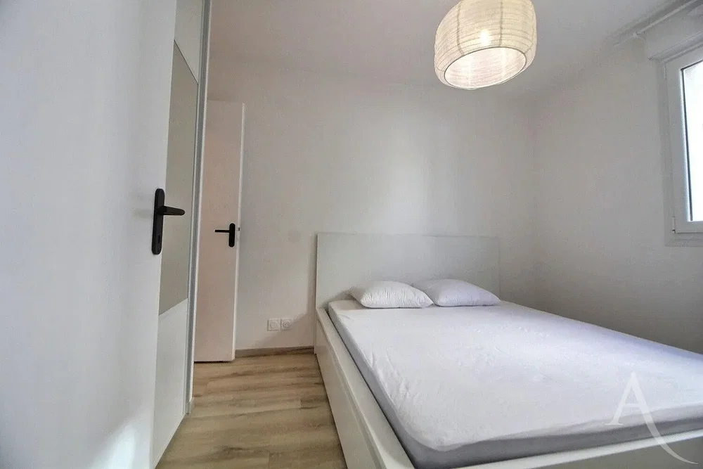 Schlafzimmer; holzboden, tageslicht