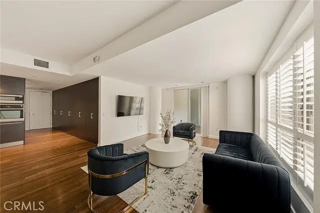 Salon; parquet, lumière naturelle, style moderne
