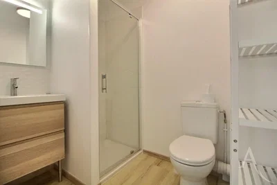 Toilette; fliesenboden, holzboden, renoviert, tageslicht