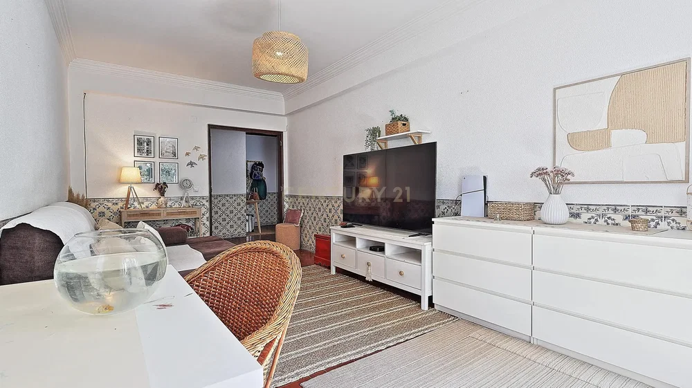 Living room; natural light, modern style, wood floor