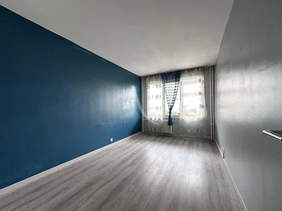 Dormitorio; luz natural, suelo de madera