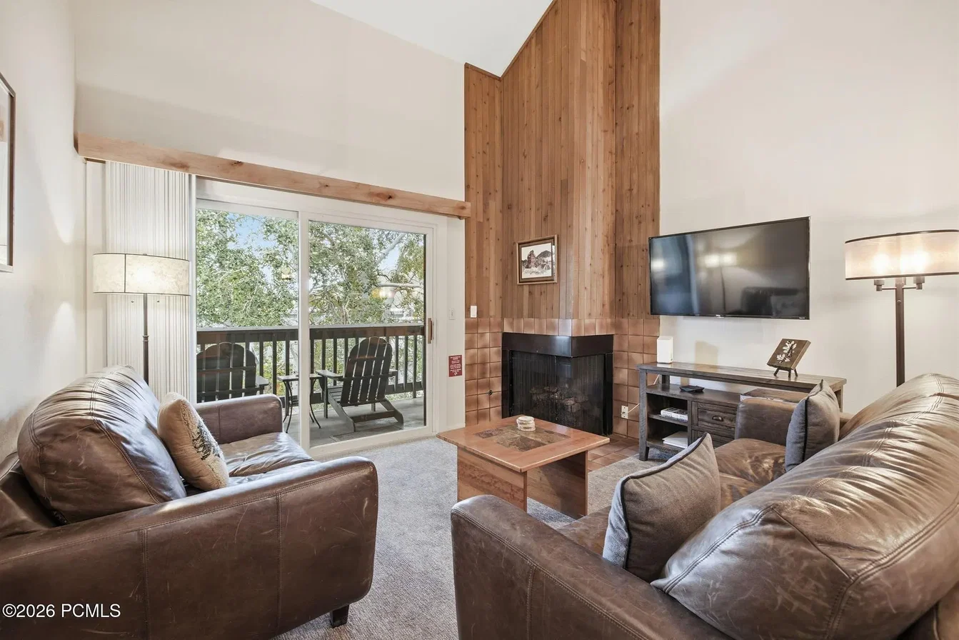 Salon; poutres en bois, cheminée, lumière naturelle, style rustique