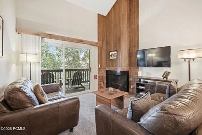 Salon; poutres en bois, cheminée, lumière naturelle, style rustique