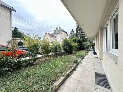 Casa y alrededores; luz natural, necesita renovación