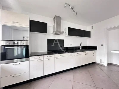 Cocina; electrodomésticos, suelo de baldosas, luz natural