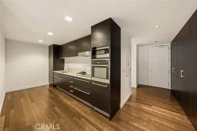 Cuisine; électroménager, parquet, lumière naturelle