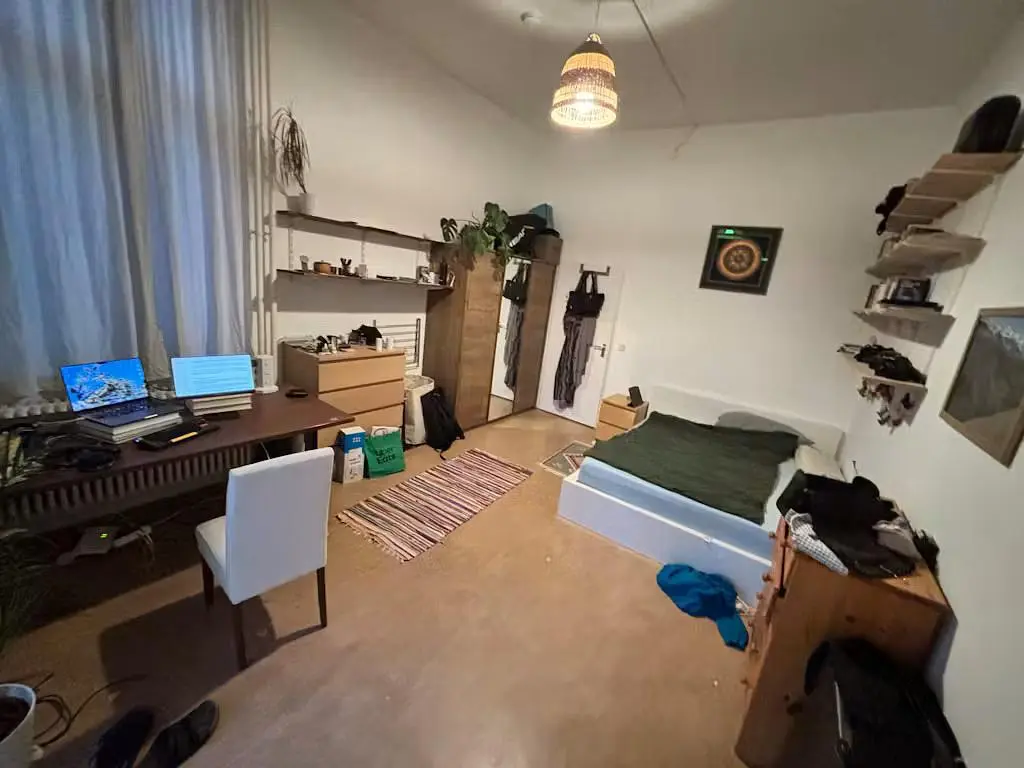 Schlafzimmer; tageslicht, holzboden, renovierungsbedürftig