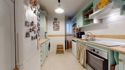 Кухиња; кухињски апарати, плочице, дрвене греде, природно светло