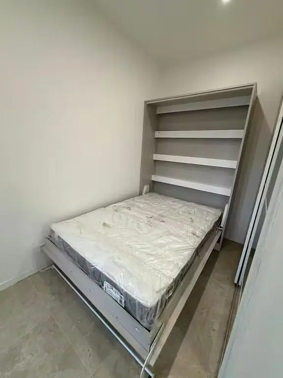 Spavaća soba; pločice, prirodno svjetlo