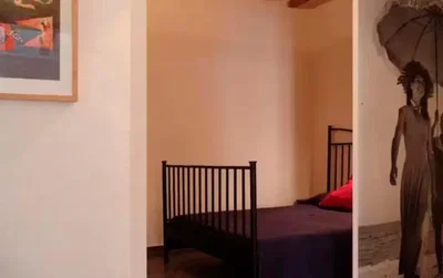Camera da letto; travi in legno, stile rustico, luce naturale