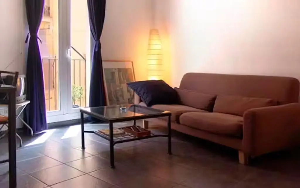 Wohnzimmer; fliesenboden, tageslicht