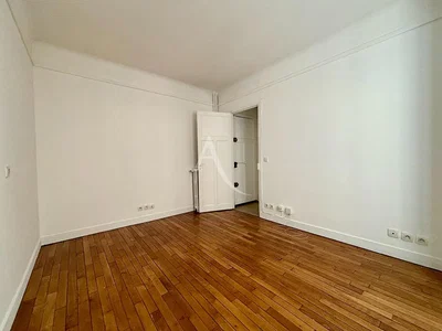 Schlafzimmer; holzboden, tageslicht