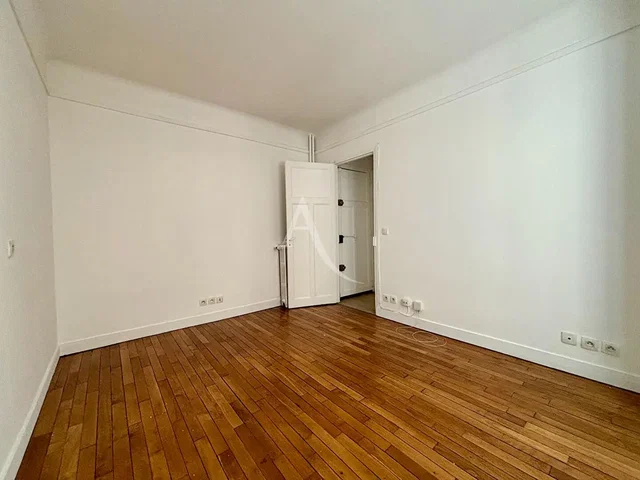 Schlafzimmer; holzboden, tageslicht