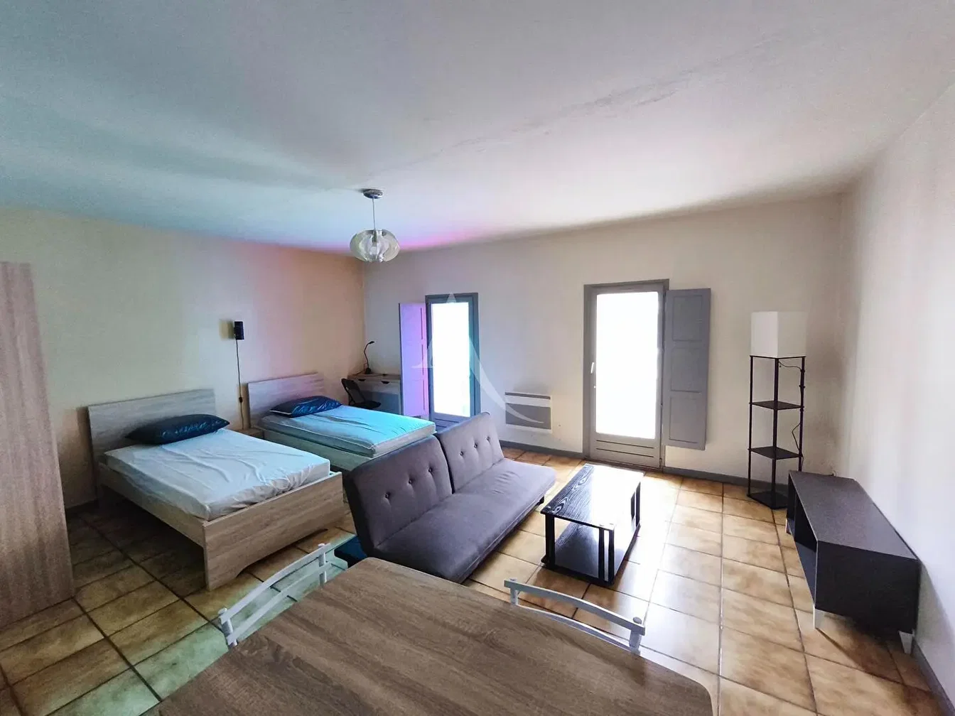 Schlafzimmer; fliesenboden, tageslicht