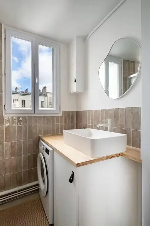 Badezimmer; fliesenboden, blick, tageslicht