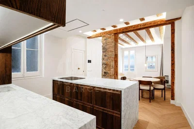 Cuisine; électroménager, poutres en bois, lumière naturelle, style moderne, rénové