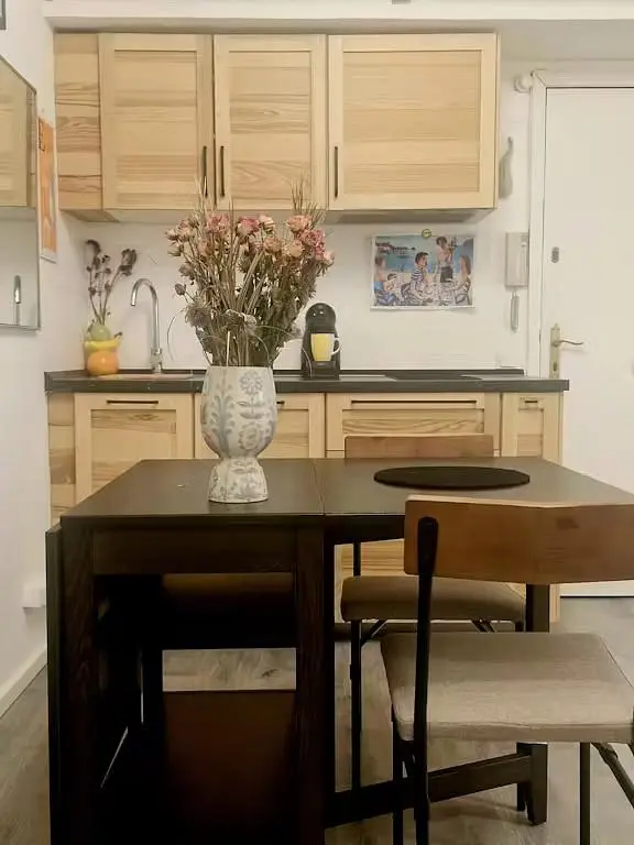 Keuken; keukenapparatuur, tegelvloer, natuurlijk licht