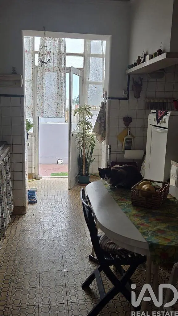 Кухиња; плочице, природно светло
