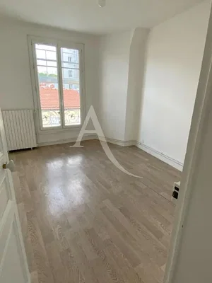 Schlafzimmer; holzboden, tageslicht