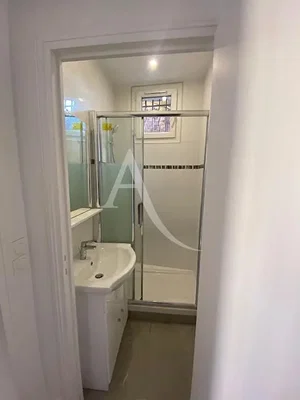 Badezimmer; fliesenboden, tageslicht
