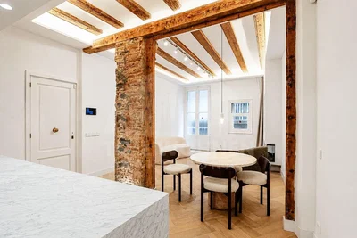 Cuisine; poutres en bois, parquet, lumière naturelle, style moderne