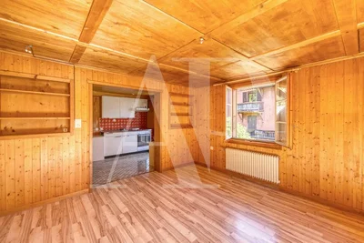 Wohnzimmer; holzboden, holzbalken, tageslicht, rustikaler stil