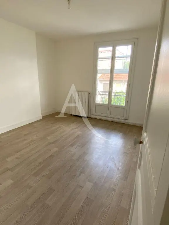 Schlafzimmer; holzboden, tageslicht