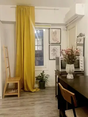 Woonkamer; houten vloer, natuurlijk licht, moderne stijl