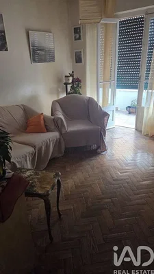 Дневна соба; дрвени под, природно светло