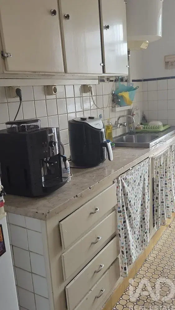 Кухиња; кухињски апарати, плочице, потребна реновација
