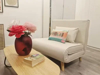 Woonkamer; houten vloer, natuurlijk licht, moderne stijl