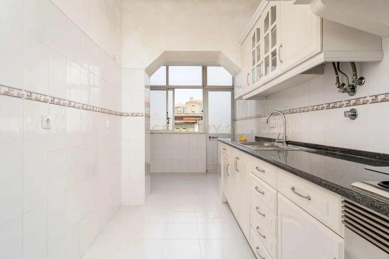 Cozinha; eletrodomésticos, chão de azulejo, luz natural, vista