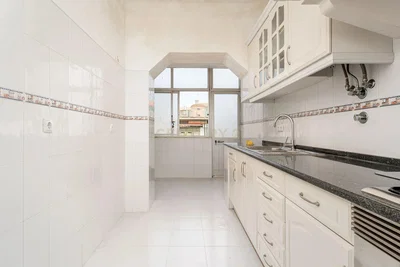 Cozinha; eletrodomésticos, chão de azulejo, luz natural, vista