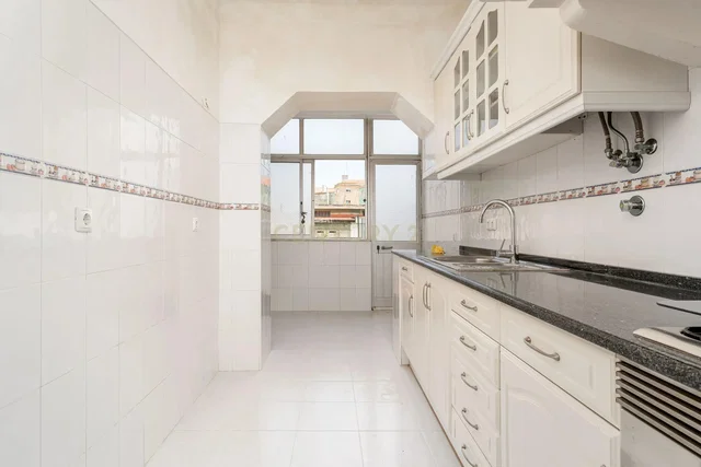 Cocina; electrodomésticos, suelo de baldosas, luz natural, vista
