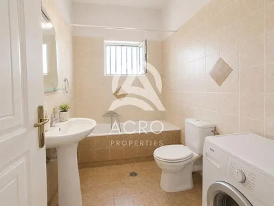 Banyo; fayans zemin, doğal ışık