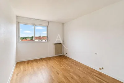 Schlafzimmer; holzboden, tageslicht, blick