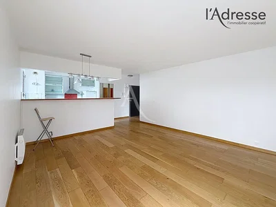Wohnzimmer; holzboden, tageslicht