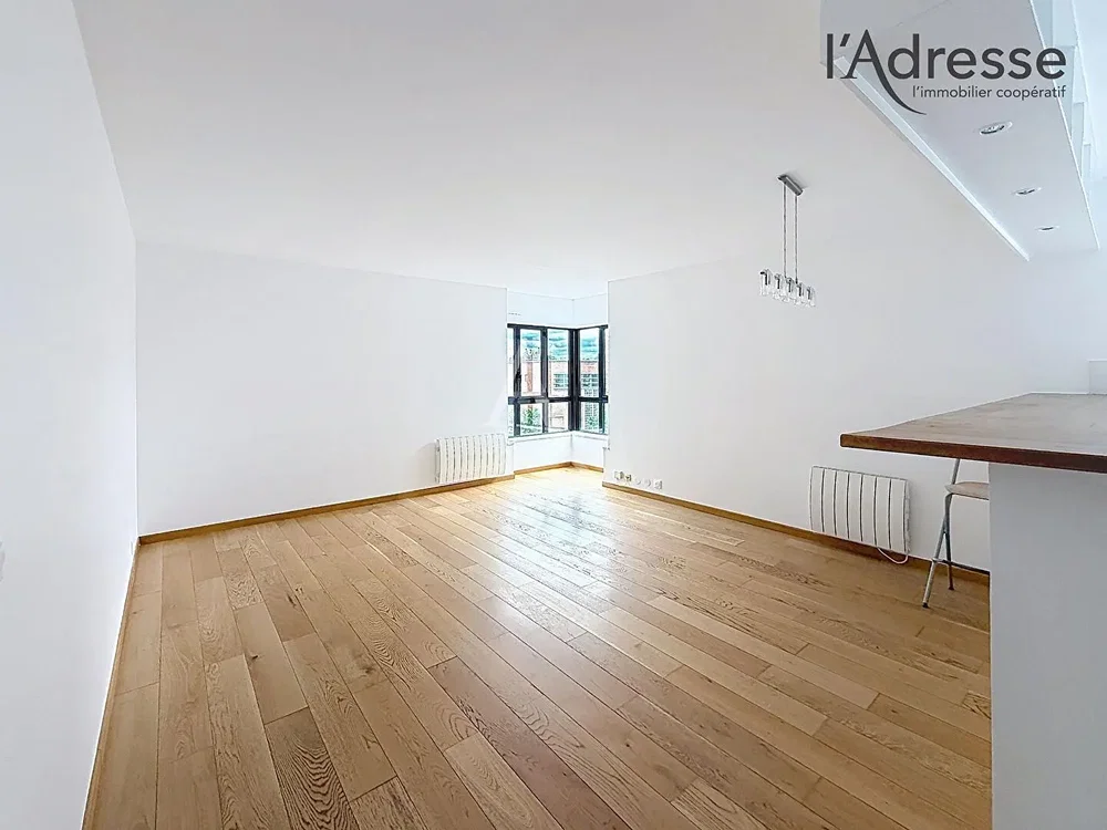 Wohnzimmer; holzboden, tageslicht