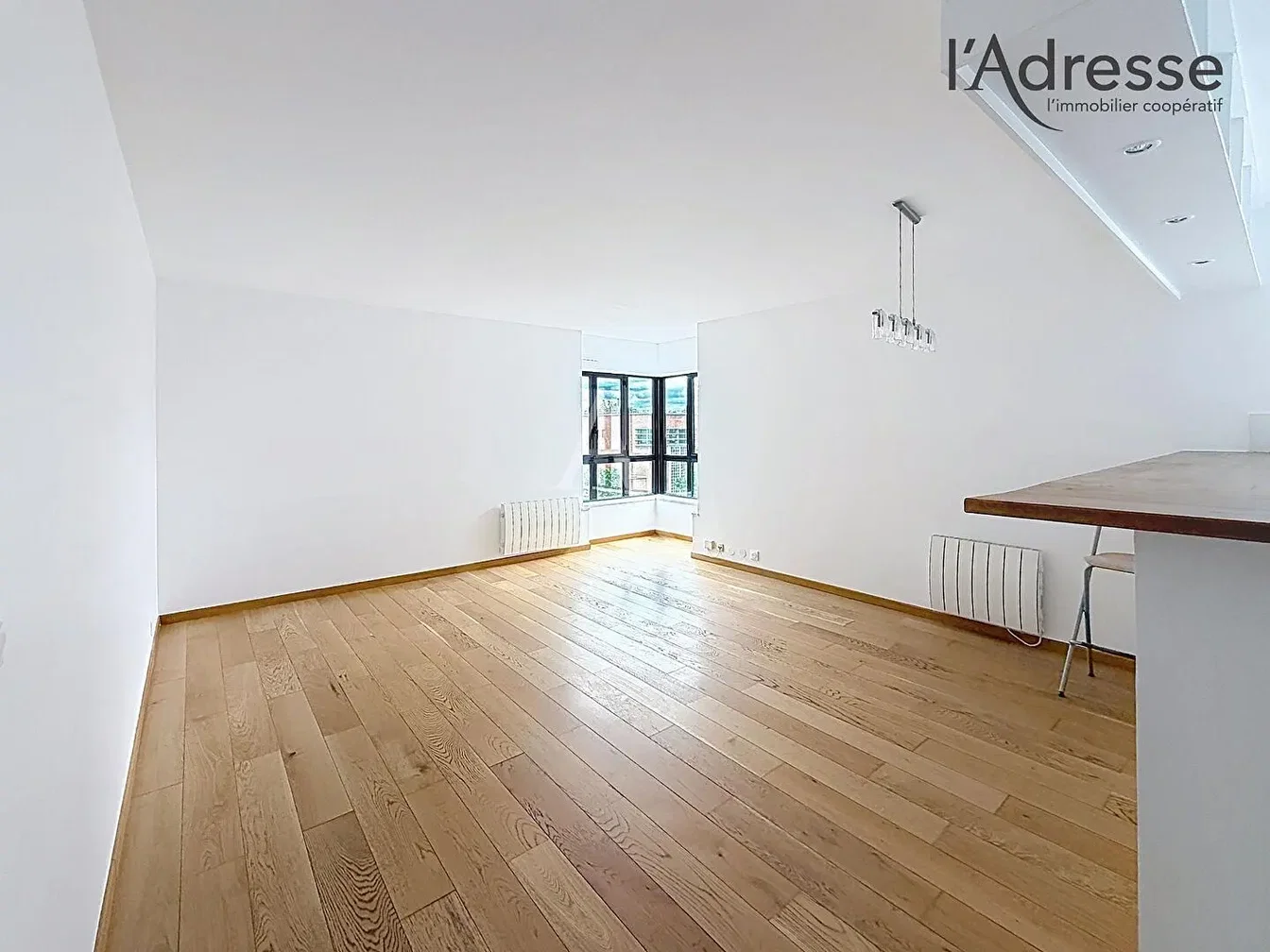 Wohnzimmer; holzboden, tageslicht