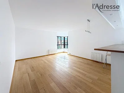 Wohnzimmer; holzboden, tageslicht