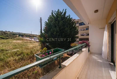 Balkon; dlažba, přirozené světlo, výhled