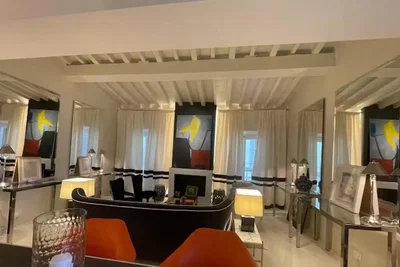 Salon; style moderne, lumière naturelle, poutres en bois, hauteur sous plafond