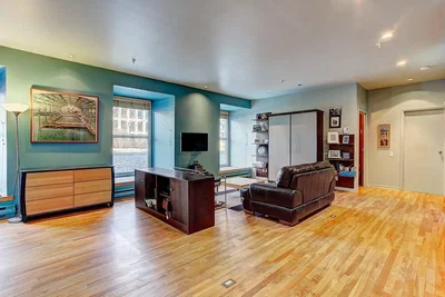Salon; parquet, lumière naturelle, style moderne