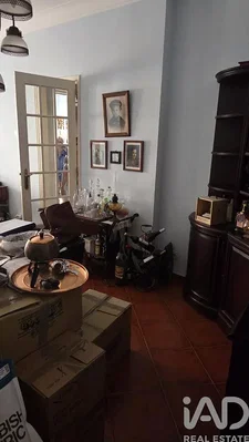 Остало; дрвени под, потребна реновација, природно светло