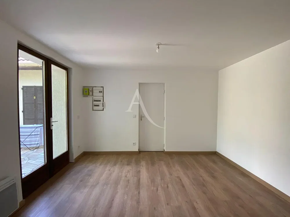 Sonstiges; holzboden, tageslicht, renovierungsbedürftig