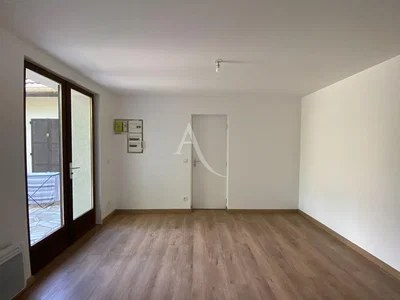 Sonstiges; holzboden, tageslicht, renovierungsbedürftig