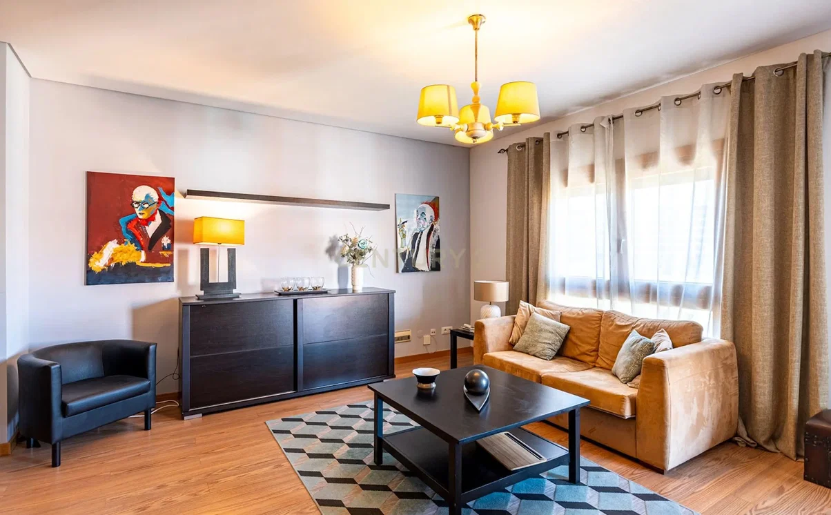 Wohnzimmer; tageslicht, holzboden, moderner stil