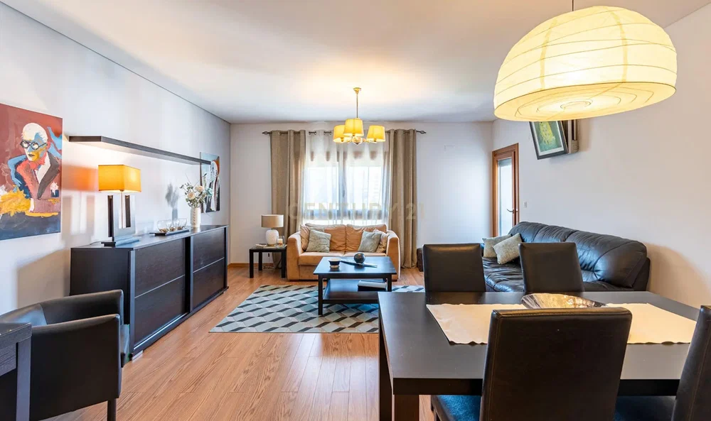 Wohnzimmer; holzboden, tageslicht, moderner stil
