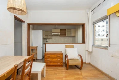 Obývací pokoj; dřevěná podlaha, přirozené světlo, kuchyňské spotřebiče